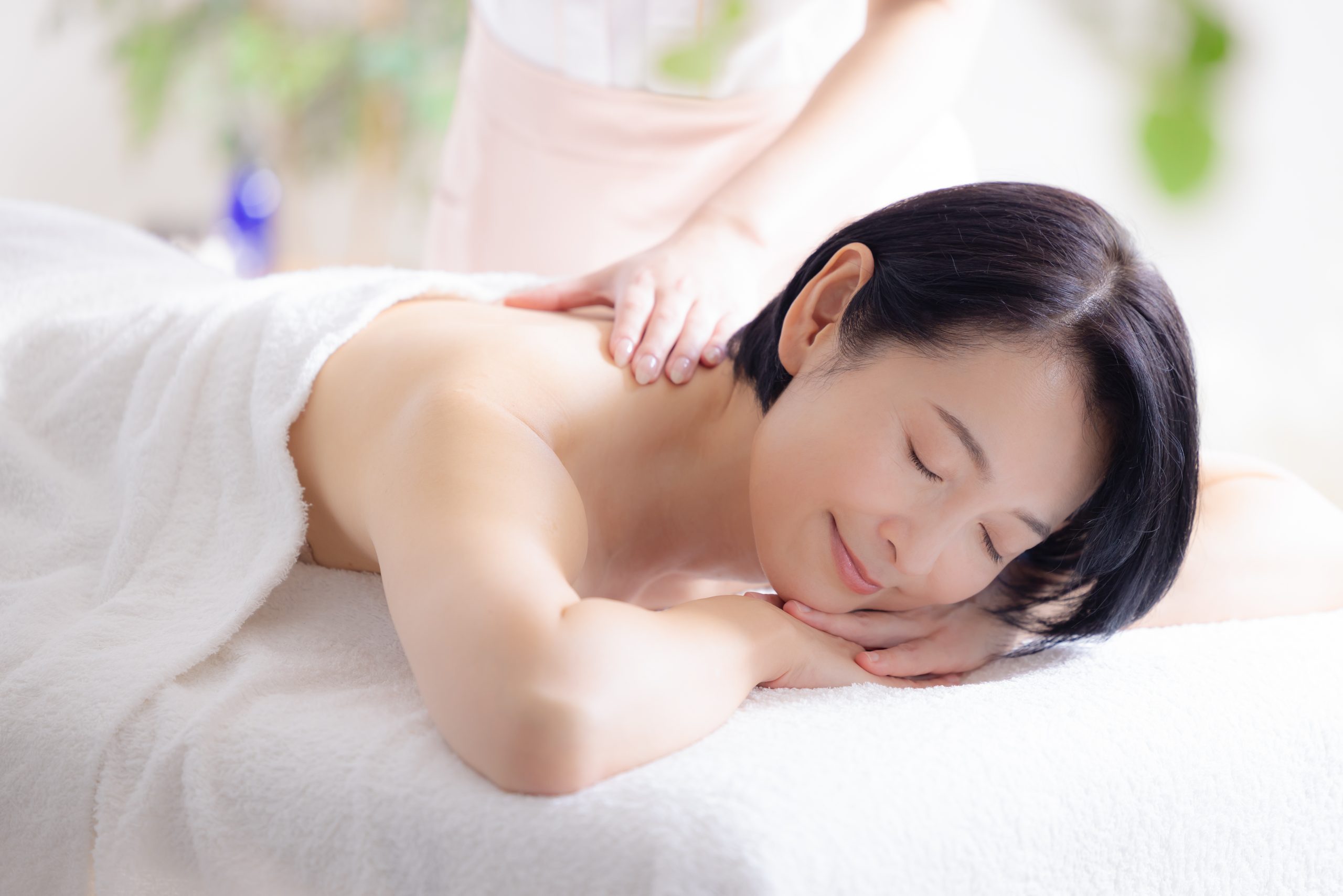 背中のケアを受ける女性