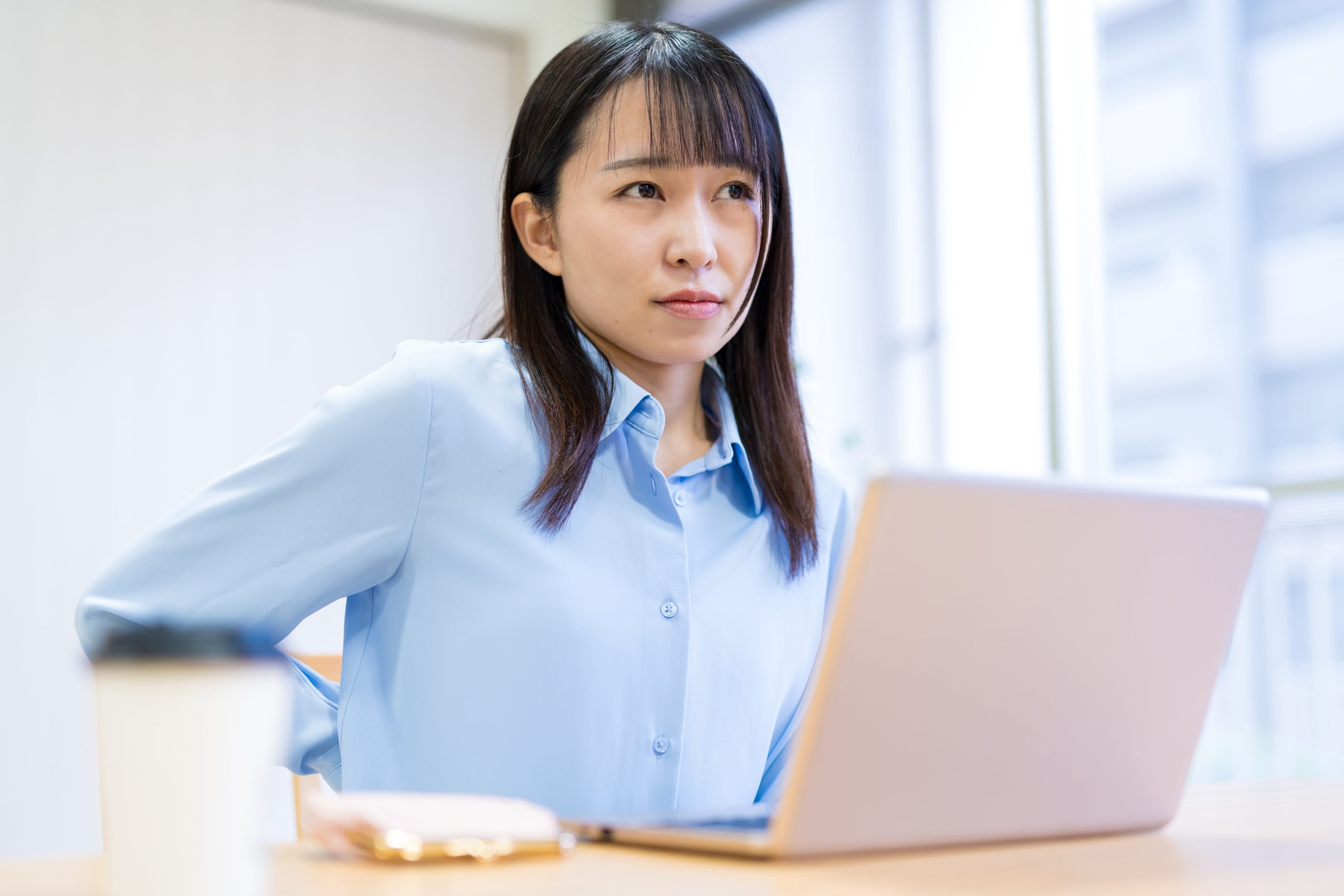 デスクワーク中にお尻の不快感が気になる女性